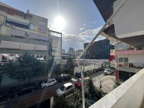 Tirane, jepet me qera apartament 3+1+Aneks+Ballkon Kati 2, 108 m² 800 € (Komuna e Parisit)
