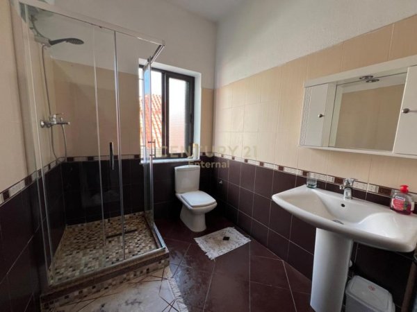 Tirane, jepet me qera apartament 3+1+Aneks+Ballkon Kati 2, 108 m² 800 € (Komuna e Parisit)
