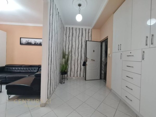 Tirane, jepet me qera apartament 2+1+Aneks+Ballkon Kati 8, 82 m² 650 € (Pallatet Agimi)