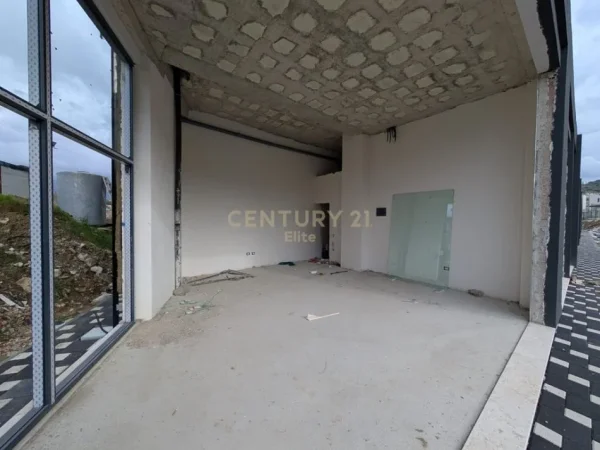 Tirane, shes ambjent biznesi Kati 0, 127 m² 445.000 € (Liqeni i thate)