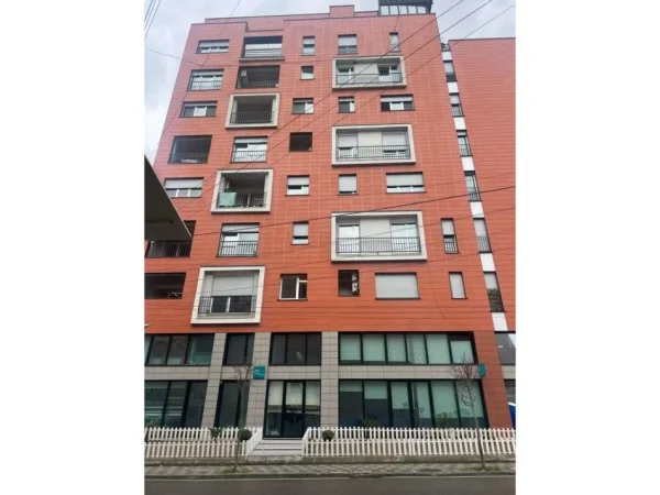 Tirane, jepet me qera ambjent biznesi Kati 6, 84 m² 600 € (21 Dhjetori)