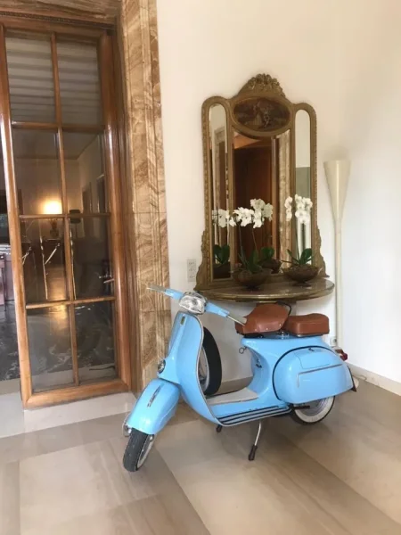 Tirane, shitet Vespa GL , blu e hapur 6.000 €
