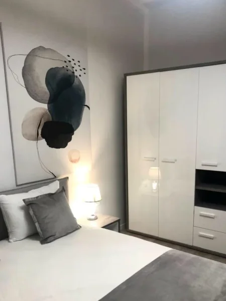 Tirane, jepet me qera apartament 1+1+Ballkon Kati 3, 1.100 m² 1.100 € (Kompleksi Delijorgji, Rruga e Kavajës)