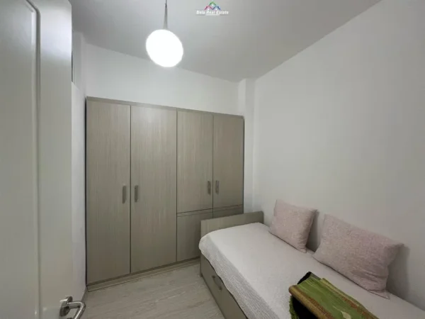 Tirane, jepet me qera apartament 2+1 Kati 4, 85 m² 450 € (yzberisht)