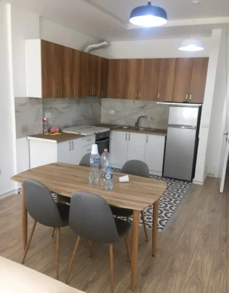 Tirane, shitet apartament 1+1 Kati 4, 72 m² 142.000 € (rruga Kroit)