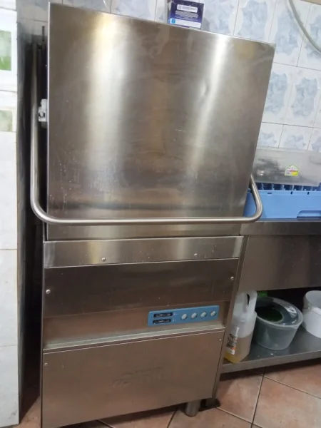 Tirane, shes Lavastovilje Shiten Paisjen e nje restoranti !