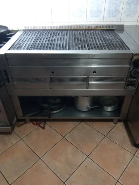 Tirane, shes Lavastovilje Shiten Paisjen e nje restoranti !