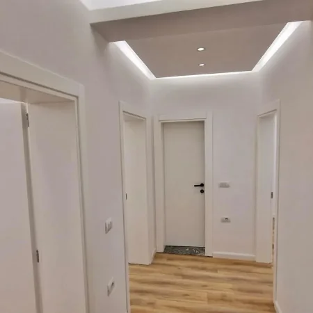 Tirane, jepet me qera apartament 3+1 Kati 2, 120 m² 1.100 € (Qender)