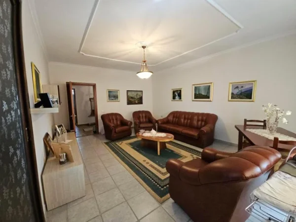 Tirane, jepet me qera apartament 3+1 Kati 8, 144 m² 700 € (Rruga Fortuzi)
