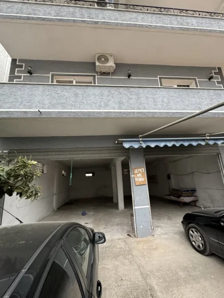 Durres, jepet me qera dyqan Kati 0, 110 m² 250 € (Rr. Aleksander Goga, prane ish parkut Autobusave)