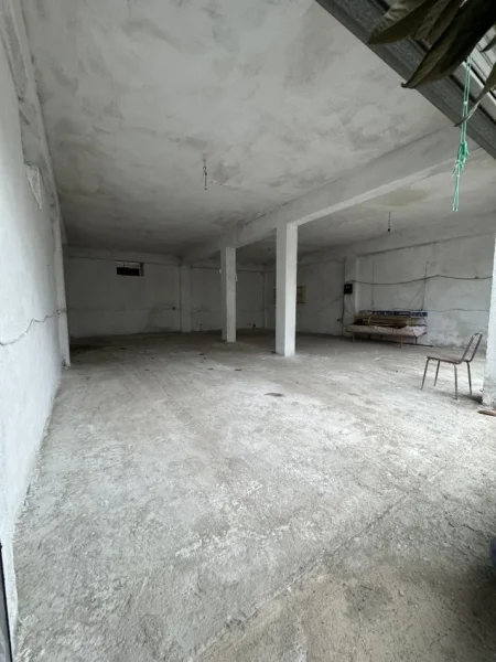 Durres, jepet me qera dyqan Kati 0, 110 m² 250 € (Rr. Aleksander Goga, prane ish parkut Autobusave)