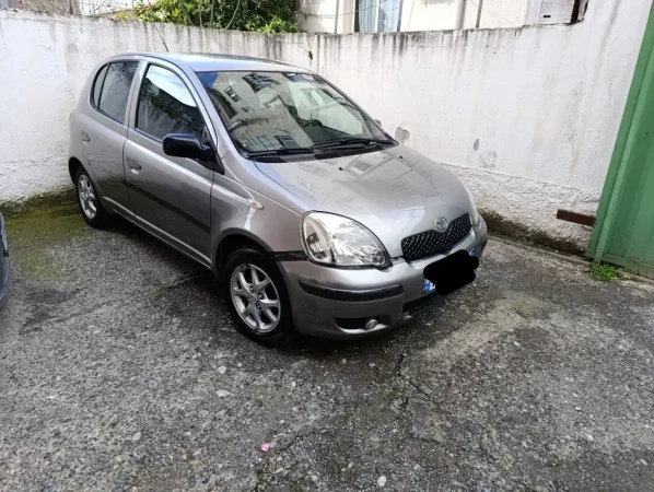 Tirane, shes makine Toyota Yaris Nafte, gri metalizato manuale Kondicioner 200.000 km 2.850 €