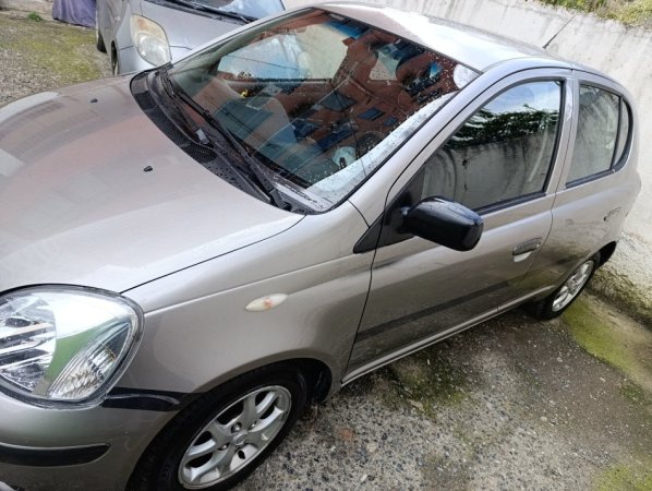 Tirane, shes makine Toyota Yaris Nafte, gri metalizato manuale Kondicioner 200.000 km 2.850 €