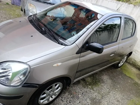 Tirane, shes makine Toyota Yaris Nafte, gri metalizato manuale Kondicioner 200.000 km 2.850 €