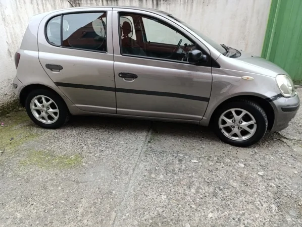Tirane, shes makine Toyota Yaris Nafte, gri metalizato manuale Kondicioner 200.000 km 2.850 €