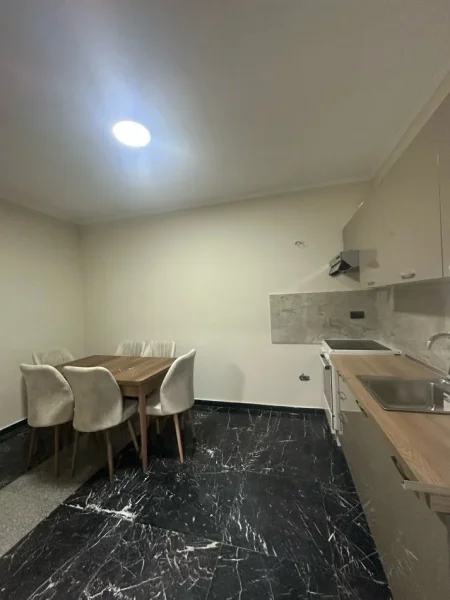 Tirane, jepet me qera apartament 1+1 Kati 1, 65 m² 400 € (Rr bill klinton)