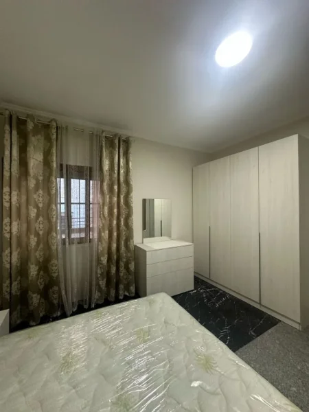 Tirane, jepet me qera apartament 1+1 Kati 1, 65 m² 400 € (Rr bill klinton)