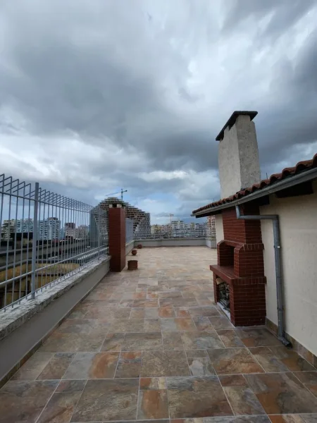 Jepet 3+1 me qira ish bllok 246 m² 1.200 € (Rr.Pjeter Bogdani)