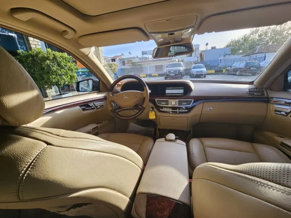 Tirane, shes makine Mercedes Nafte, gri e erret tiptronik Klima 131.000 km 22.000 €