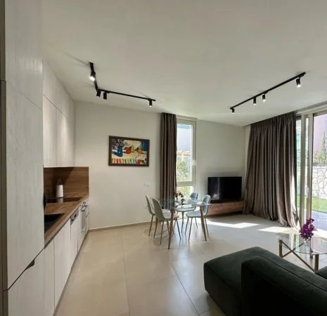 Vlore, shitet apartament 2+1 Kati 0, 332 m² 800.000 € (Palase)