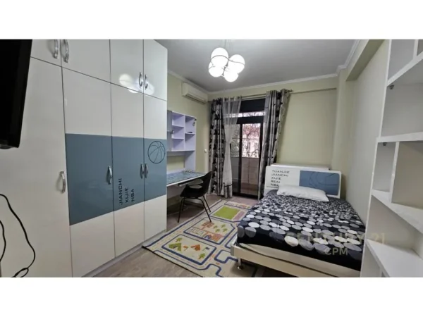 Tirane, jepet me qera apartament 3+1+Aneks+Ballkon Kati 2, 150 m² 850 € (Pazari i ri)