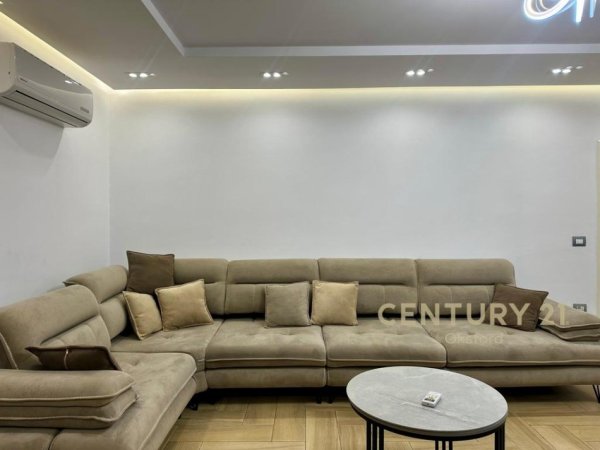 Tirane, jepet me qera apartament 2+1+Aneks+Ballkon Kati 5, 95 m² 900 € (Mozaiku)