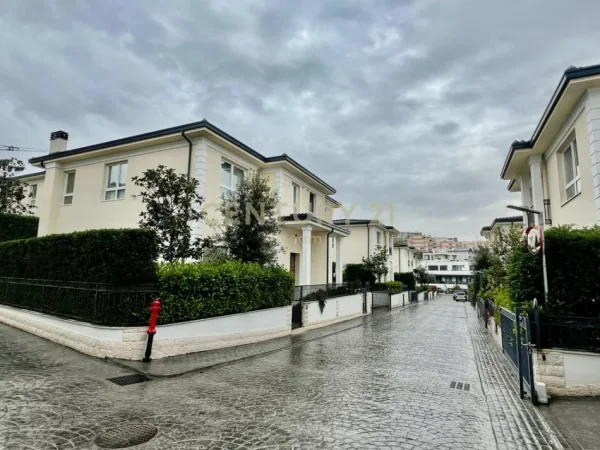 Tirane, shes Vile 3 Katshe Kati 3, 710 m² 2.200.000 € (LIQENI THATË)