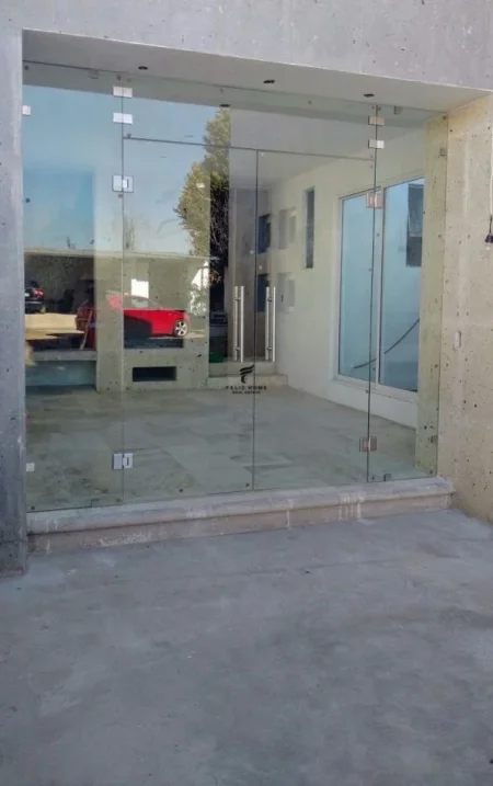 Tirane, jepet me qera ambjent biznesi Kati 1, 55 m² 1.200 € (ISH EKSPOZITA)