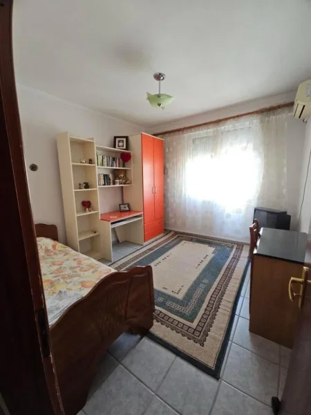 Tirane, jepet me qera apartament 3+1 Kati 8, 144 m² 700 € (Qender)