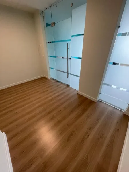Tirane, jepet me qera apartament 2+1+Ballkon Kati 6, 110 m² 1.200 € (Bulevardi Deshmoret e Kombit)