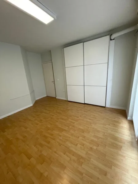 Tirane, jepet me qera apartament 2+1+Ballkon Kati 6, 110 m² 1.200 € (Bulevardi Deshmoret e Kombit)
