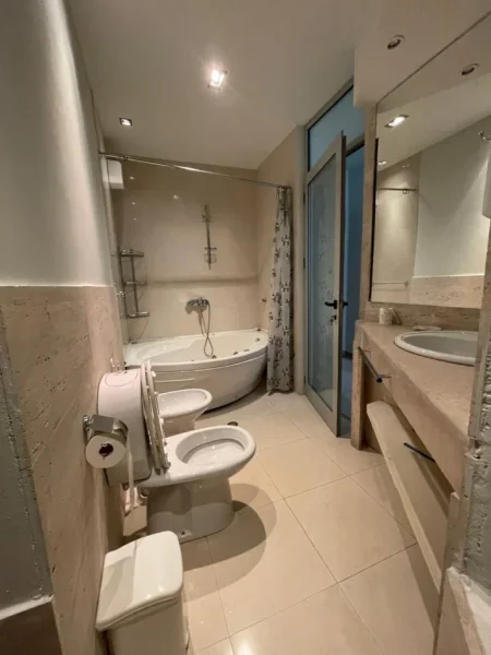 Tirane, jepet me qera apartament 2+1+Ballkon Kati 6, 110 m² 1.200 € (Bulevardi Deshmoret e Kombit)