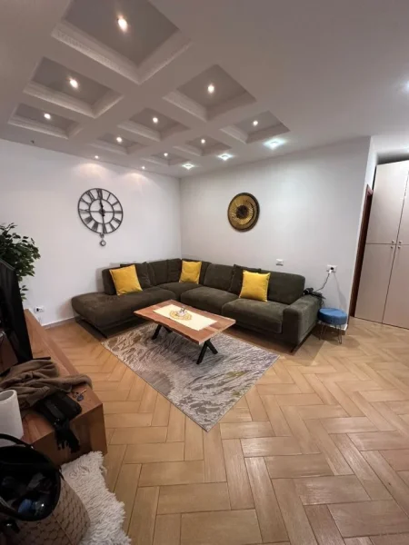 Tirane, jepet me qera apartament 2+1+Ballkon Kati 3, 90 m² 850 € (Rr Barrikadave Pas 15 Kateshit)