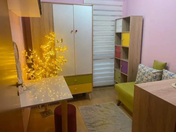 Tirane, jepet me qera apartament 2+1+Ballkon Kati 3, 90 m² 850 € (Rr Barrikadave Pas 15 Kateshit)