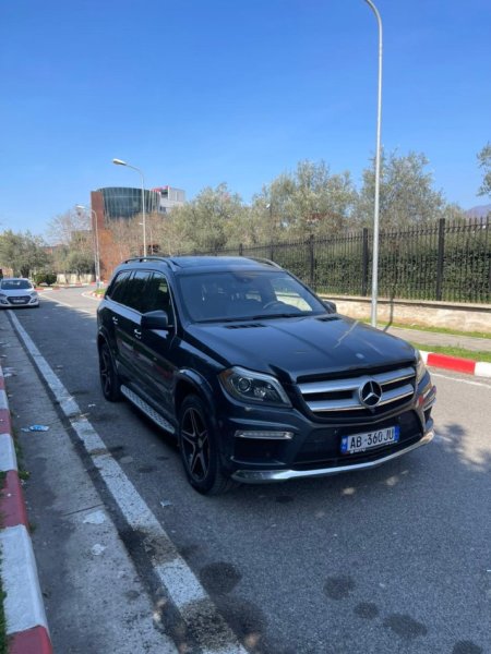 Tirane, shes makine Mercedez Gl Nafte, gri e erret Klima 240.000 km 14.000 €
