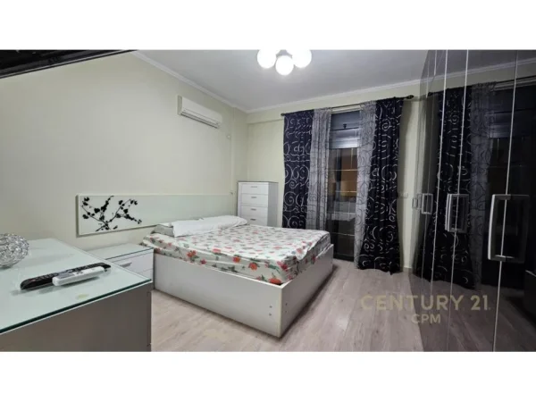 Tirane, jepet me qera apartament 3+1+Ballkon Kati 3, 150 m² 850 € (Pazari i ri)