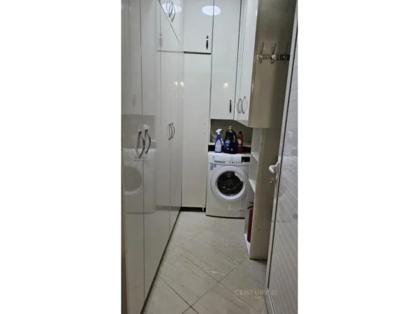 Tirane, jepet me qera apartament 3+1+Ballkon Kati 3, 150 m² 850 € (Pazari i ri)