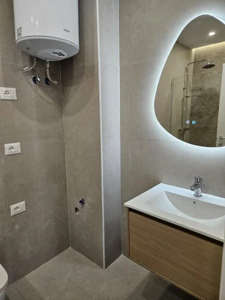 Tirane, jepet me qera apartament 2+1+Ballkon Kati 2, 110 m² 800 € (Tregu Elektrik)