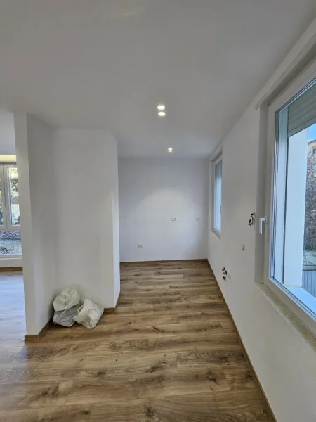 Tirane, jepet me qera apartament 2+1+Ballkon Kati 2, 110 m² 800 € (Tregu Elektrik)