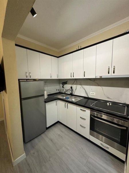 Tirane, jepet me qera apartament 1+1+Ballkon Kati 4, 90 m² 450 € (BRRYL)