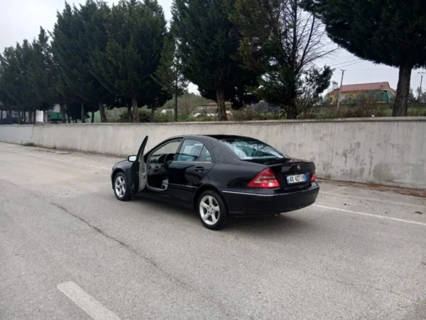 Lushnje, shes makine benz c class Nafte, blu e errët manuale Kondicioner 350.000 km 3.500 €
