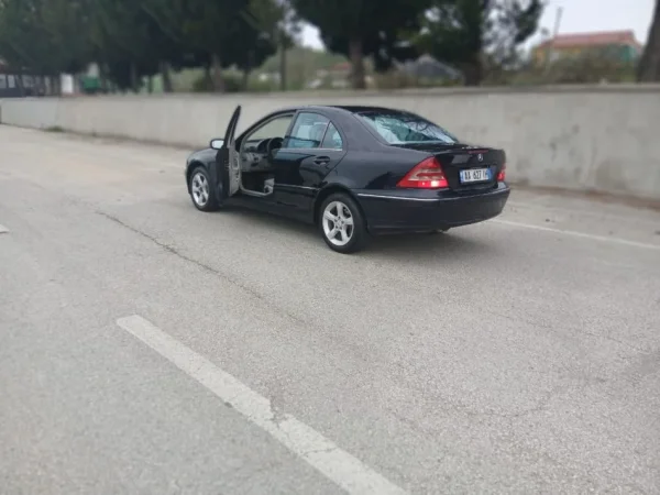 Lushnje, shes makine benz c class Nafte, blu e errët manuale Kondicioner 350.000 km 3.500 €