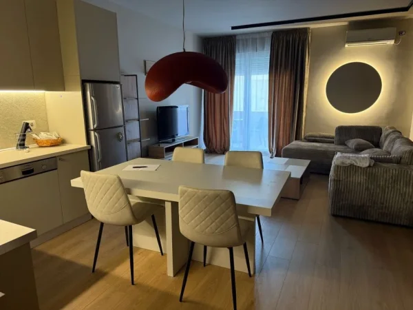 Tirane, jepet me qera apartament 1+1 , 800 € (9 KATSHET)