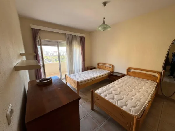 Tirane, jepet me qera apartament 1+1+Aneks+Ballkon Kati 8, 550 € (komuna e parisit)