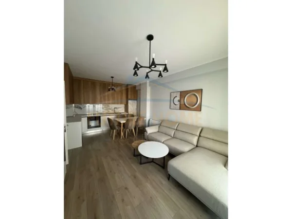 Tirane, jepet me qera apartament 2+1+Ballkon+Post Parkimi,  Kati 1, 105 m² 650 € (Rezidenca Oasis)