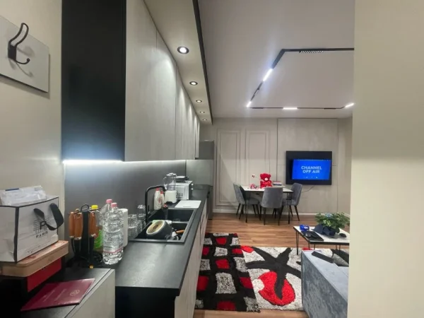 Tirane, jepet me qera apartament 1+1 Kati 10, 65 m² 800 € (Komuna Parisit)