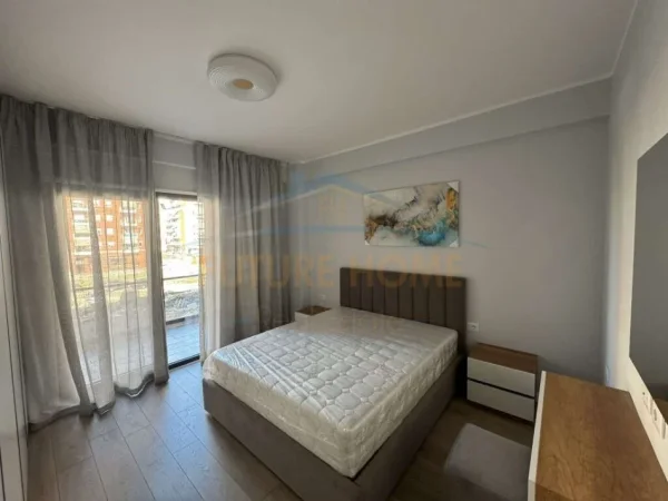 Tirane, jepet me qera apartament 2+1+Ballkon+Post Parkimi,  Kati 1, 105 m² 650 € (Rezidenca Oasis)