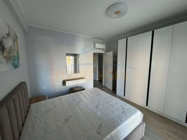 Tirane, jepet me qera apartament 2+1+Ballkon+Post Parkimi,  Kati 1, 105 m² 650 € (Rezidenca Oasis)