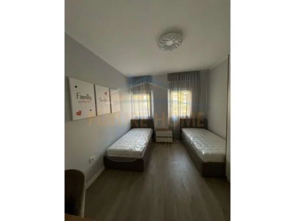 Tirane, jepet me qera apartament 2+1+Ballkon+Post Parkimi,  Kati 1, 105 m² 650 € (Rezidenca Oasis)