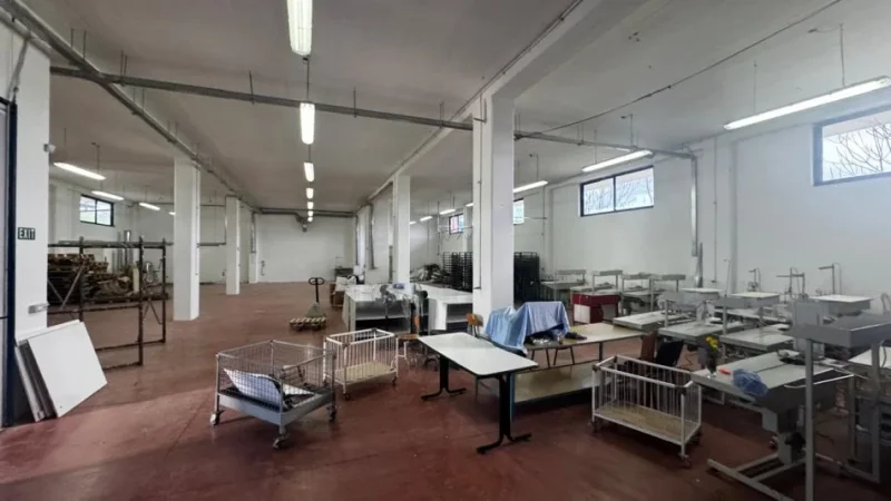 Tirane, jepet me qera magazine , 1.200 m² 3.000 € (Kombinat)